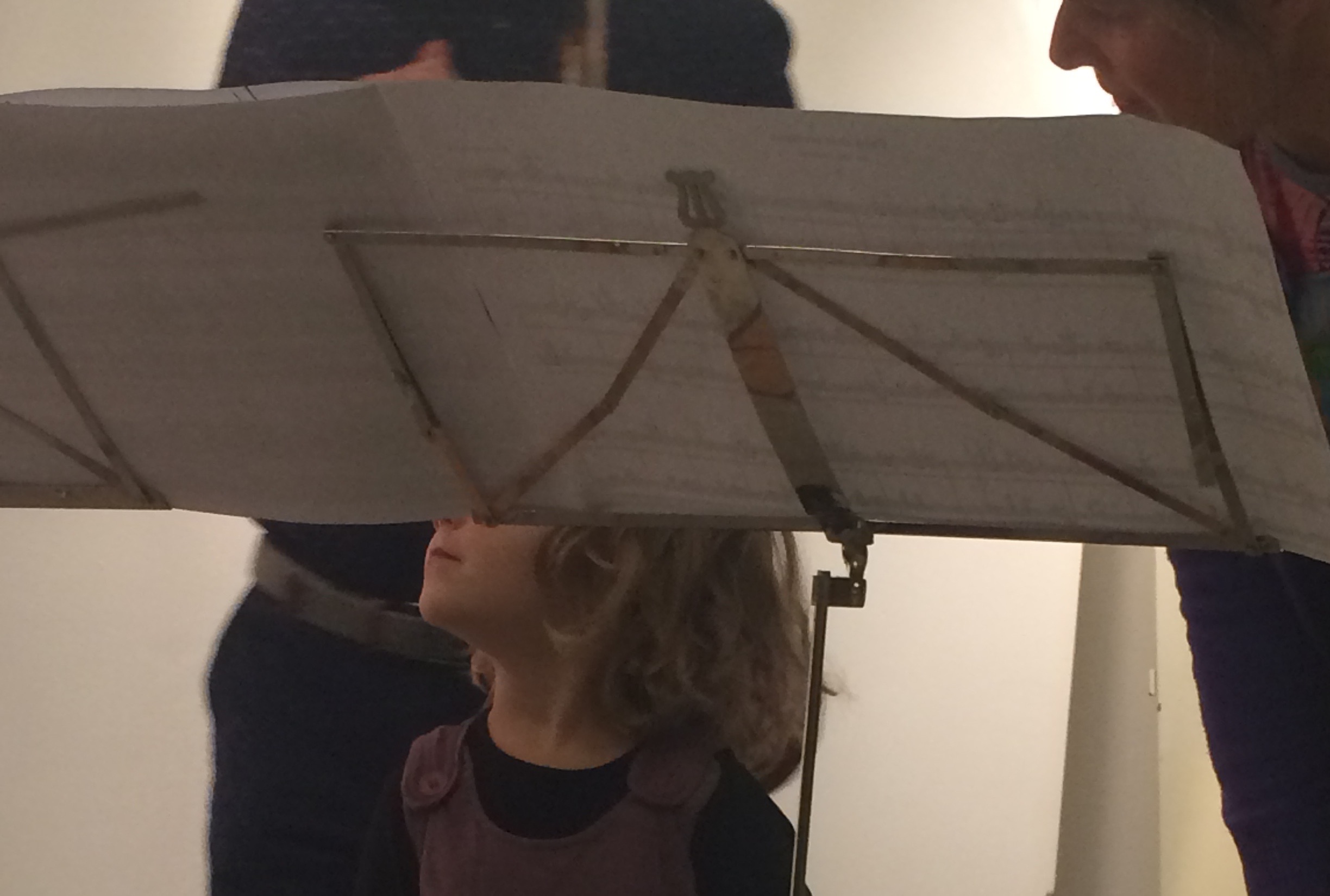 Flicka från förskolan, Cecilia och Martin Gelland Inför uruppförandet av "Para dos violines" på Skarpnäcks Kulturhus