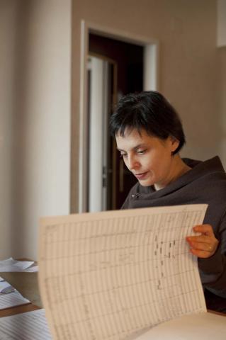 Chaya Czernowin with score Chaya Czernowin bläddrar i sin a noter