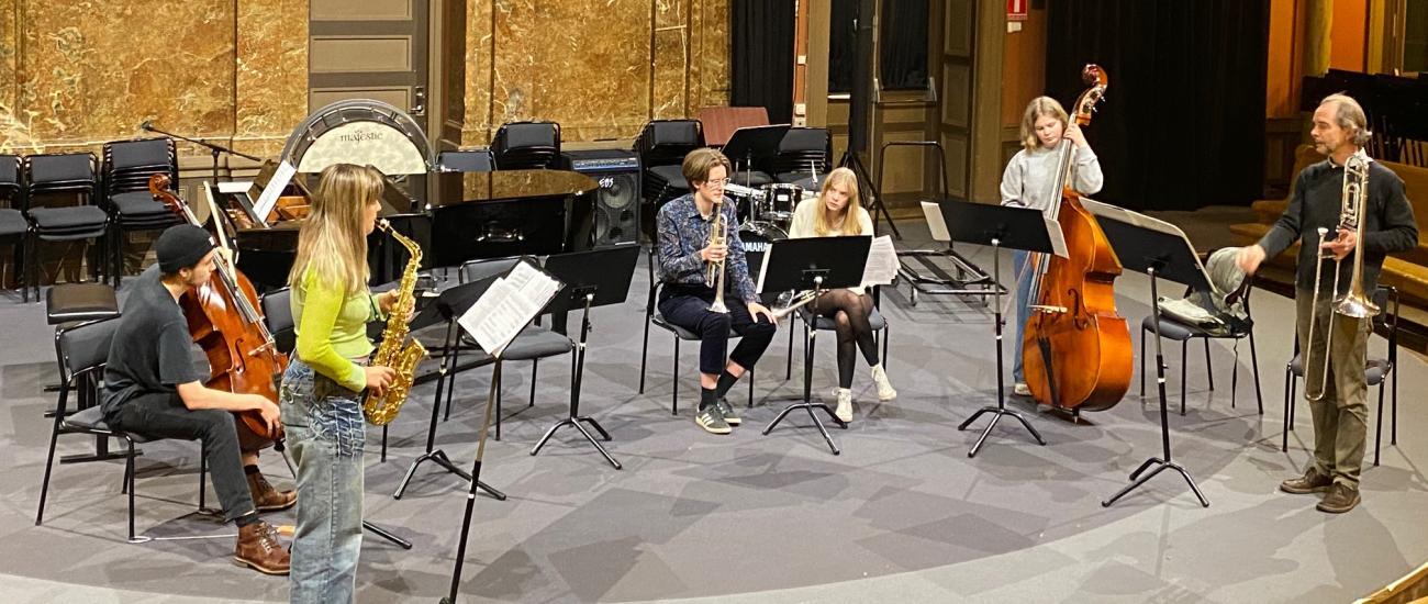 Framtida Musik @ Södra Latins Aula Elever på Södra Latins gymnasium och Ivo Nilsson