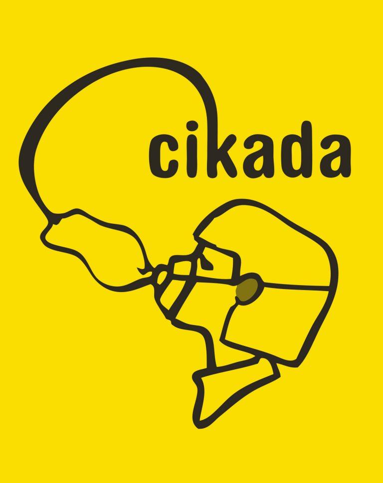 Cikadas logotyp och namn med en person med syrgasmask