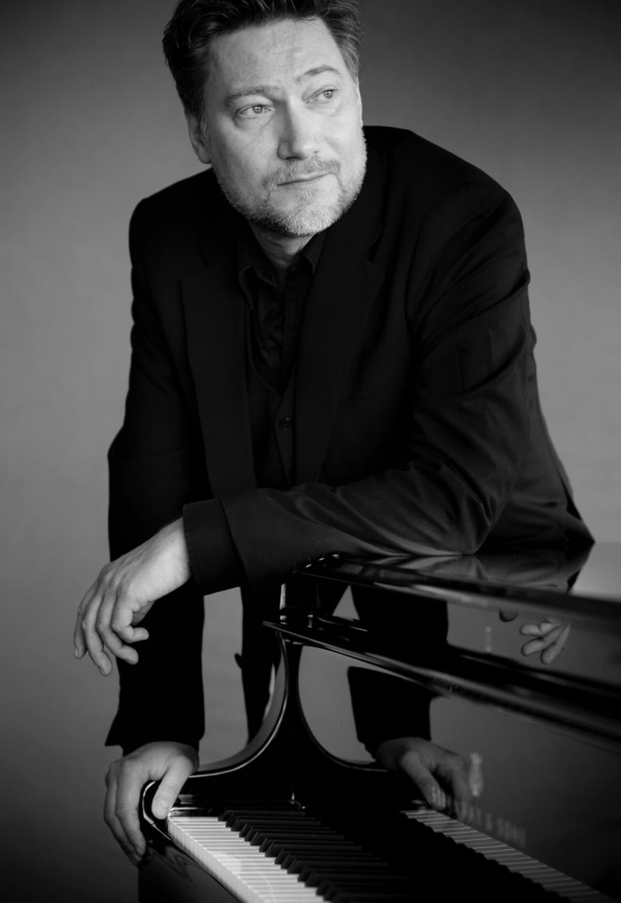 mårten_lanström Syntolkning: Svartvit bild på pianisten Mårten Landström i halvprofil.