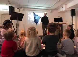 Ivo Nilsson och barnen på Nicolaigårdens förskola, foto Karin Starre Ivo nilsson